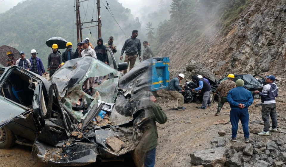 पिथौरागढ़ में दर्दनाक हादसा: चलती बोलेरो पर गिरा पहाड़, राजस्थान के किशोर समेत 2 की मौत