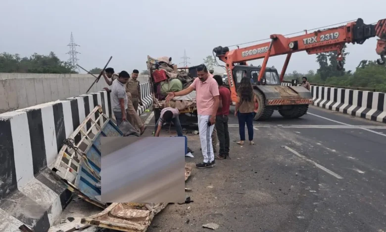 खौफनाक सड़क हादसा!, बस-पिकअप की जोरदार टक्कर,फ्लाईओवर से नीचे गिरे लोग, 3 की मौत