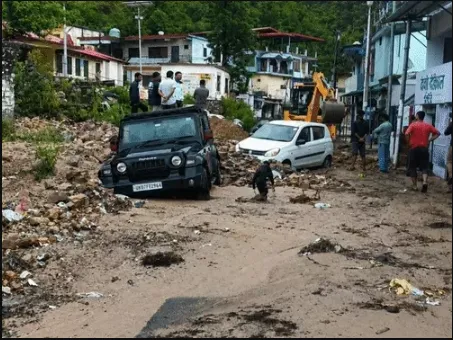 चमोली में बारिश का कहर! बादल फटने जैसे हालात, स्कूल-मकानों में घुसा मलबा, हाईवे रहा बंद