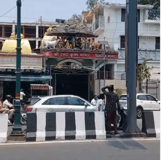 देहरादून: दिलाराम बाजार के श्री राधा कृष्ण मंदिर से शिवलिंग का चांदी का छत्र दिनदहाड़े चोरी, CCTV में कैद हुआ आरोपी