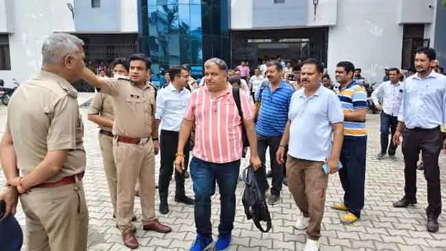 सितारगंज रिश्वत मामला: 20 घंटे बाद विजिलेंस ने हिरासत में लिए दोनों कर्मचारियों को किया रिहा, उठे कई सवाल