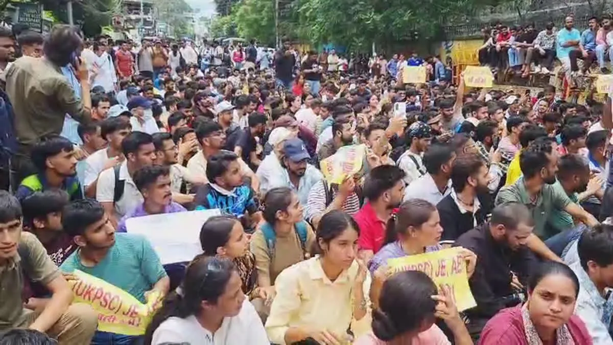 देहरादून में बेरोजगारों का सचिवालय कूच, पुलिस ने बैरिकेडिंग कर रोका, सड़क पर धरना