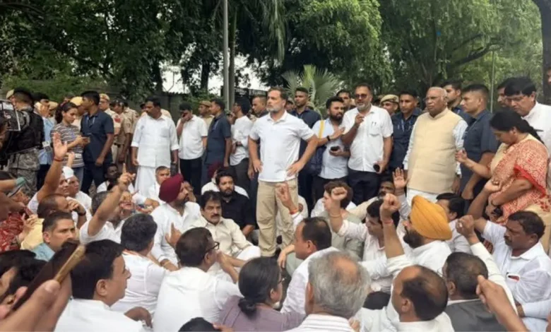PM आवास के बाहर राहुल गांधी का धरना, छात्रों के समर्थन में मोदी और शिक्षा मंत्री के इस्तीफे की मांग