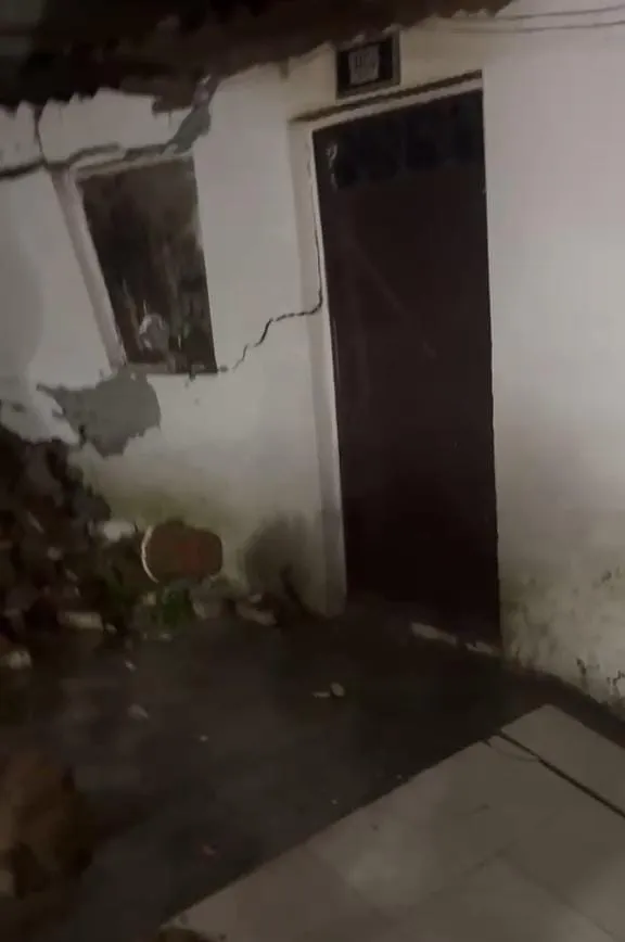 देहरादून में भारी बारिश से पुश्ता ढहा, कई मकान क्षतिग्रस्त, महिला घायल; डीएम देर रात पहुंचे मौके पर