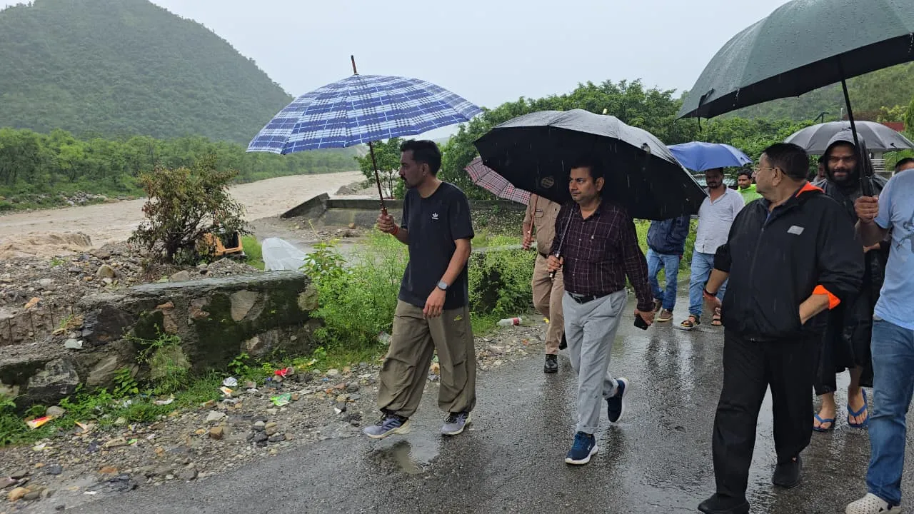 रात्रि से जारी भारी बारिश के बीच डीएम डॉ. आशीष चौहान सुबह से मैदान में, क्षतिग्रस्त सड़कों और पुलों का किया निरीक्षण