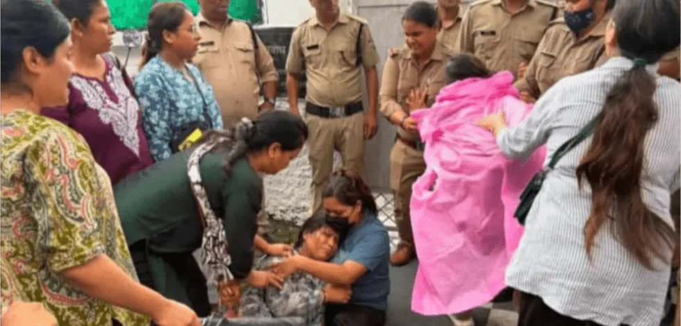 देहरादून: स्वास्थ्य मंत्री आवास के बाहर 4 नर्सिंग बेरोजगार महिलाओं ने पीया फिनायल, एक ICU में भर्ती