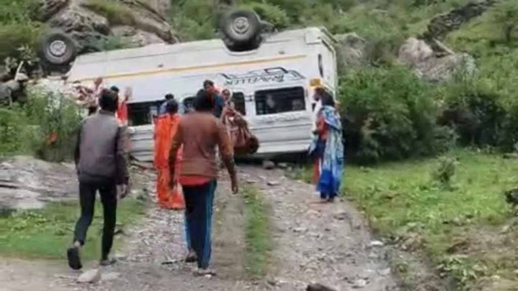 गंगोत्री हाईवे पर ब्रेक फेल होने से पलटा टेंपो ट्रेवल्स, 17 यात्री सवार