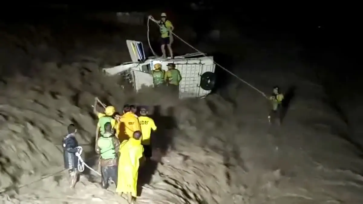उफनती बीन नदी में पलटी मैक्स, जान बचाने को जूझते रहे 2 लोग; SDRF ने रात में किया साहसिक रेस्क्यू