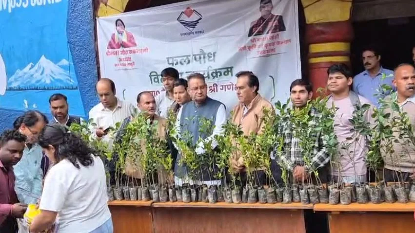 मसूरी में मंत्री गणेश जोशी ने बांटे पौधे और सब्जियों के बीज, पर्यावरण संरक्षण का दिया संदेश