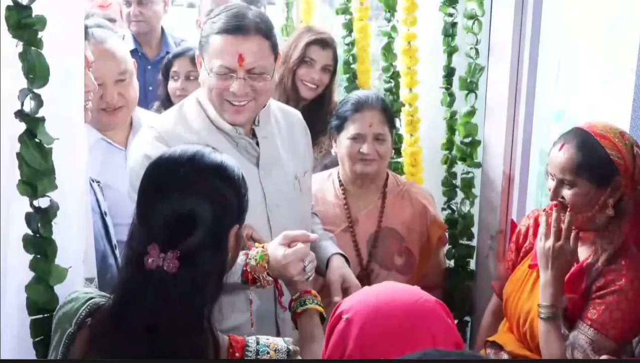 राखी बांधने के बाद पैर छूने झुकी महिला, CM धामी ने रोककर जोड़े हाथ; SHG महिलाओं के उत्पादों का किया उत्साहवर्धन