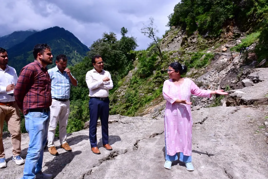 पिंडर घाटी में डीएम ने किया स्थलीय निरीक्षण, आपदा प्रभावित सड़कों के स्थायी समाधान के दिए निर्देश