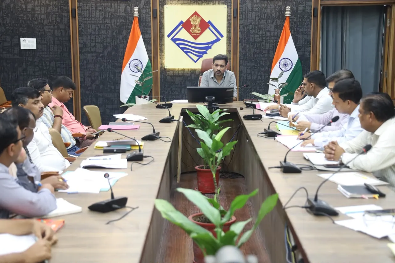 देहरादून: राजस्व वसूली में ढिलाई पर डीएम का सख्त एक्शन, अधिकारियों को चेतावनी