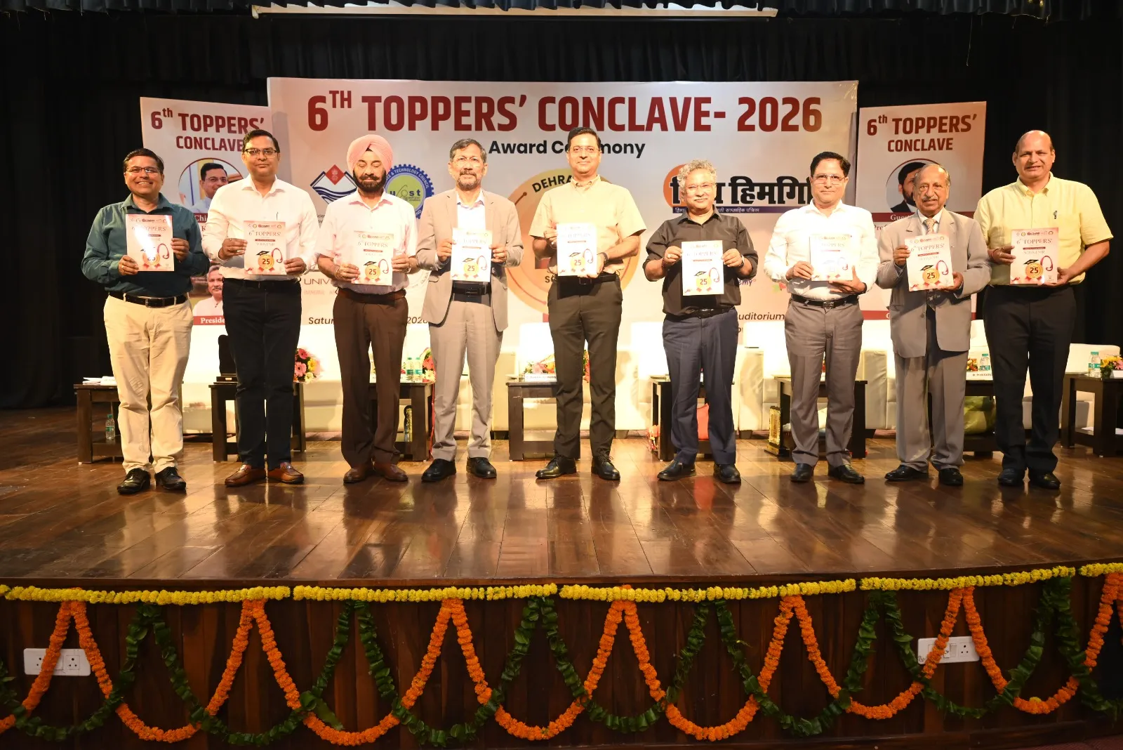 देहरादून: 31 स्कूलों के 306 टॉपर्स सम्मानित, IAS डॉ. पंकज पांडेय बोले— सफलता के शिखर पर टिके रहना सबसे बड़ी चुनौती