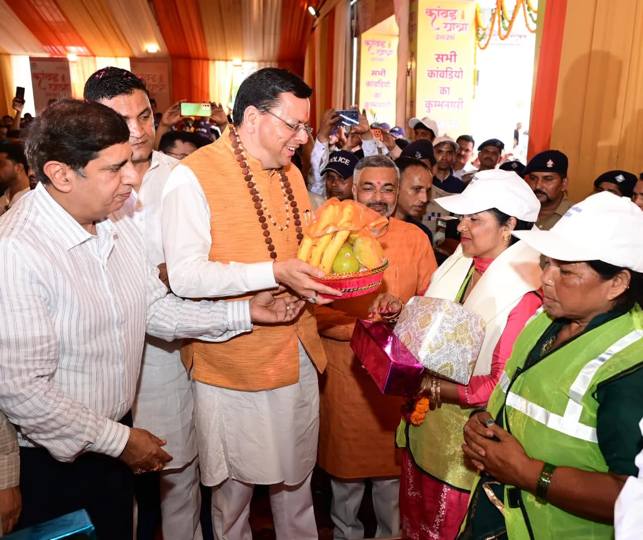 पुष्पवर्षा और चरण प्रक्षालन के साथ देवभूमि ने किया शिवभक्त कांवड़ियों का अभिनंदन