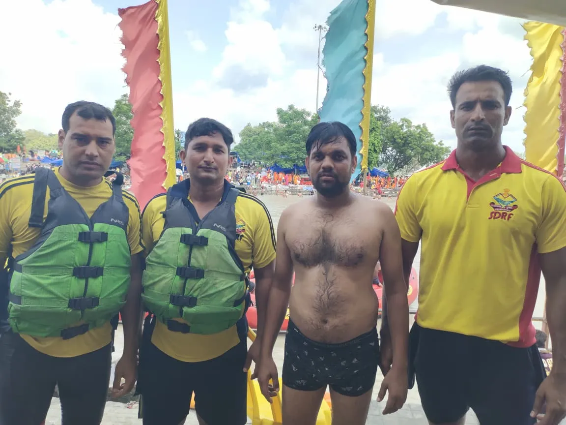 कांवड़ यात्रा के दौरान SDRF की मुस्तैदी, गंगा के तेज बहाव में फंसे 18 शिवभक्तों को सकुशल रेस्क्यू किया