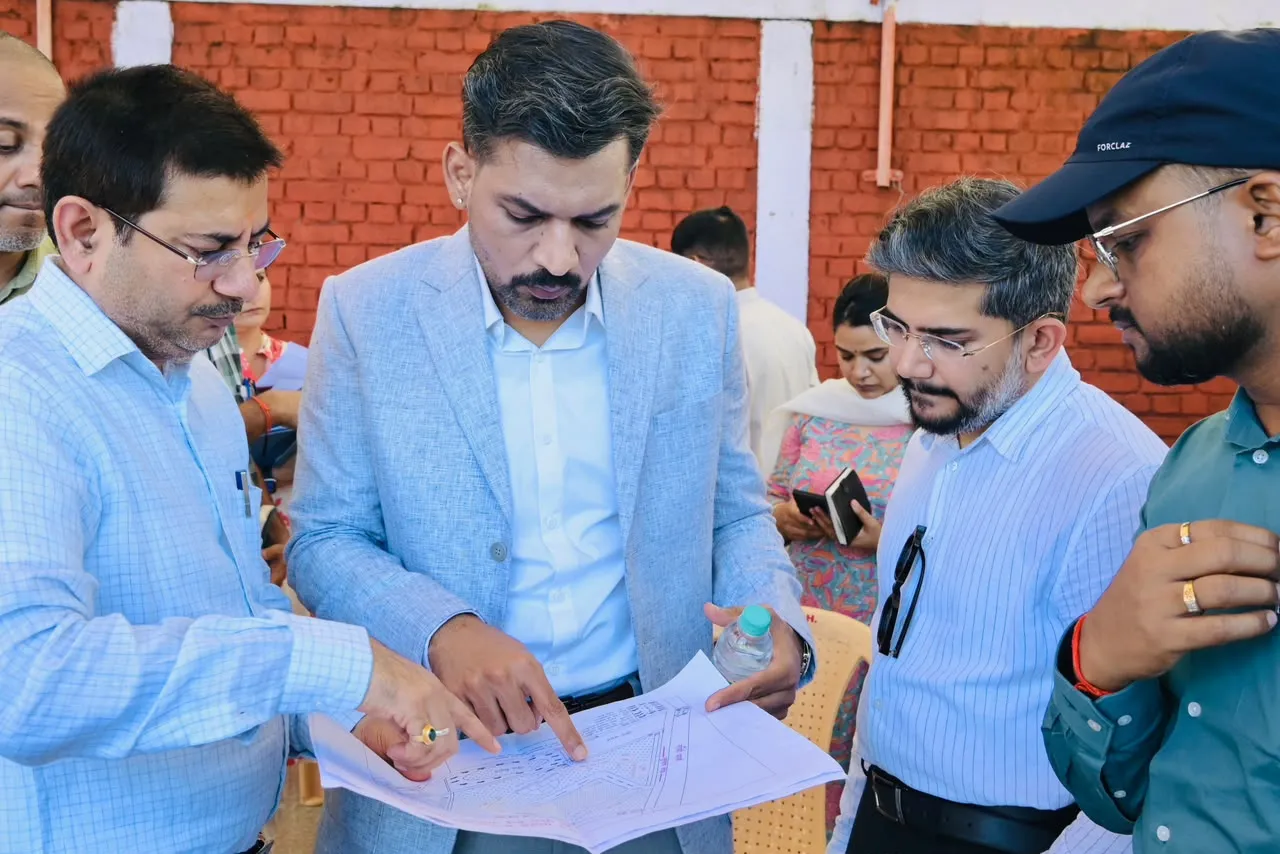 स्वतंत्रता दिवस की तैयारियां अंतिम चरण में, परेड ग्राउंड का डीएम-एसएसपी ने लिया जायजा