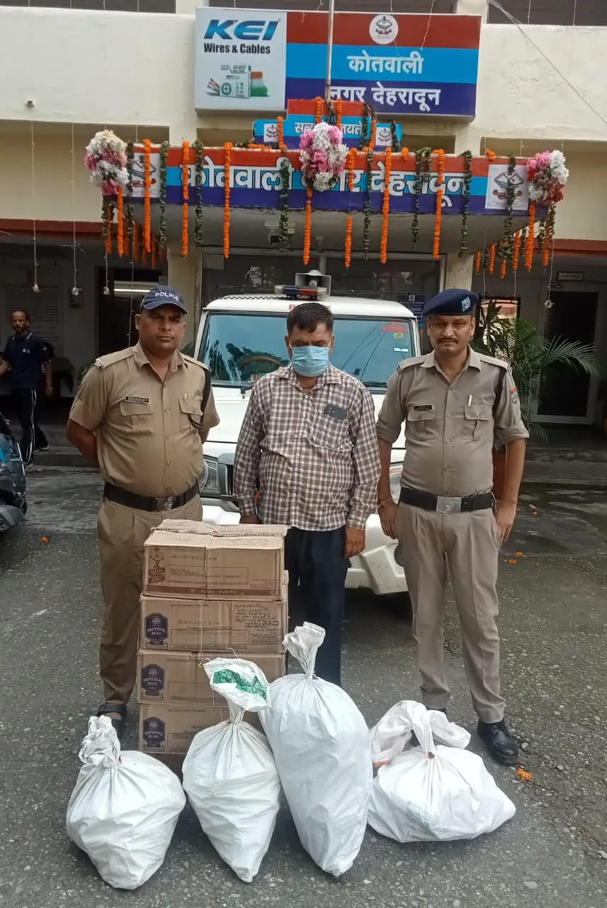 लख्खीबाग में शराब तस्करी पर पुलिस की कार्रवाई, 8 पेटी अंग्रेजी शराब के साथ आरोपी गिरफ्तार