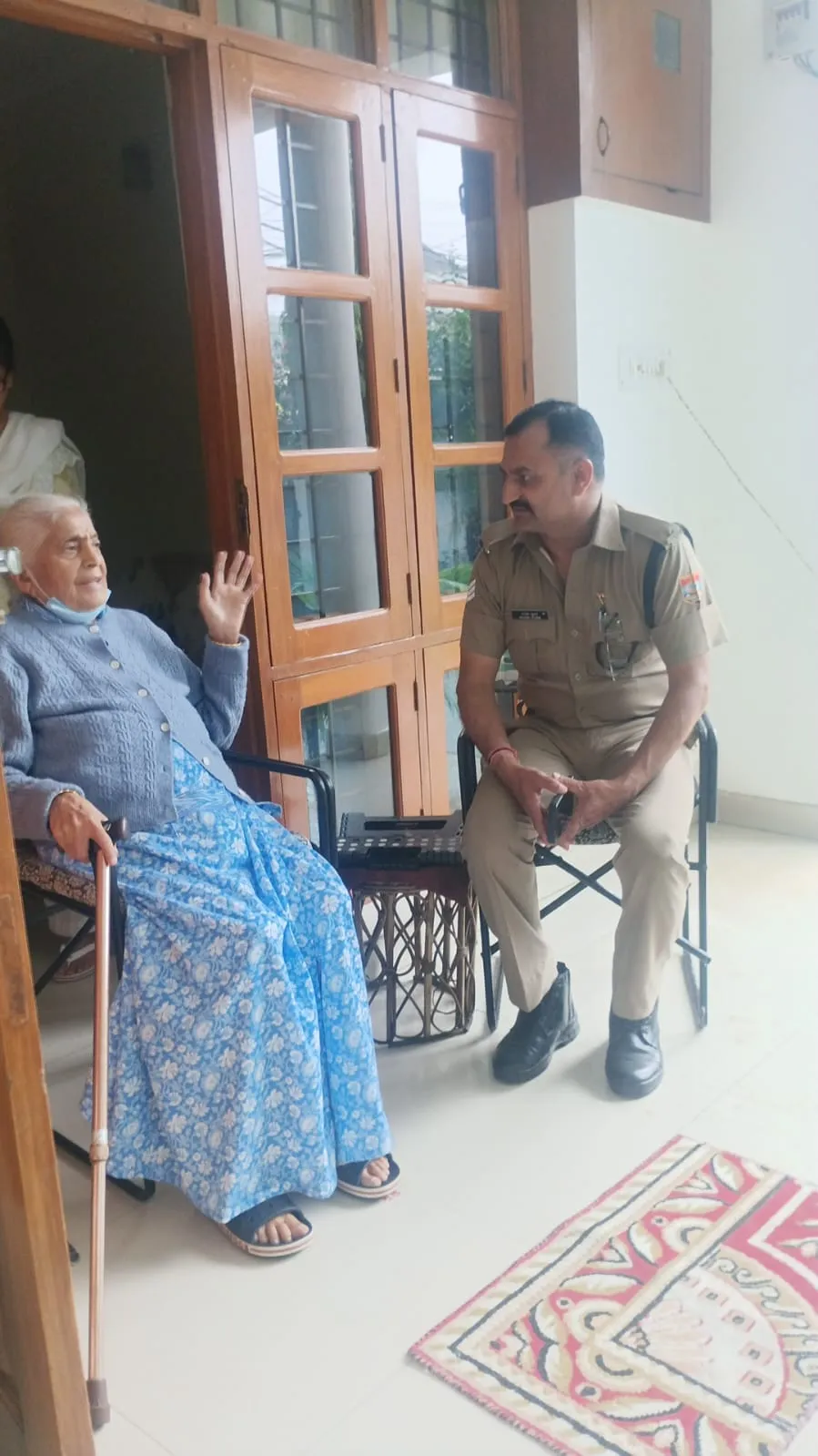 बुजुर्गों के साथ खड़ी दून पुलिस, घर पहुंचकर साइबर फ्रॉड से किया सावधान