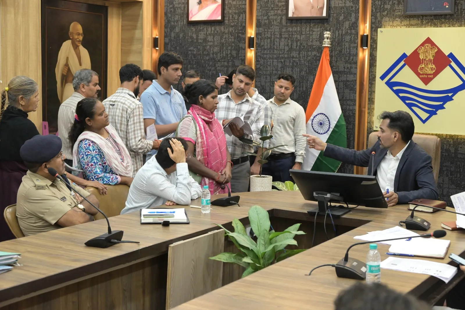 जन समाधान दिवस में डीएम का सख्त एक्शन, 150 से ज्यादा शिकायतों पर दिए जांच और कार्रवाई के निर्देश