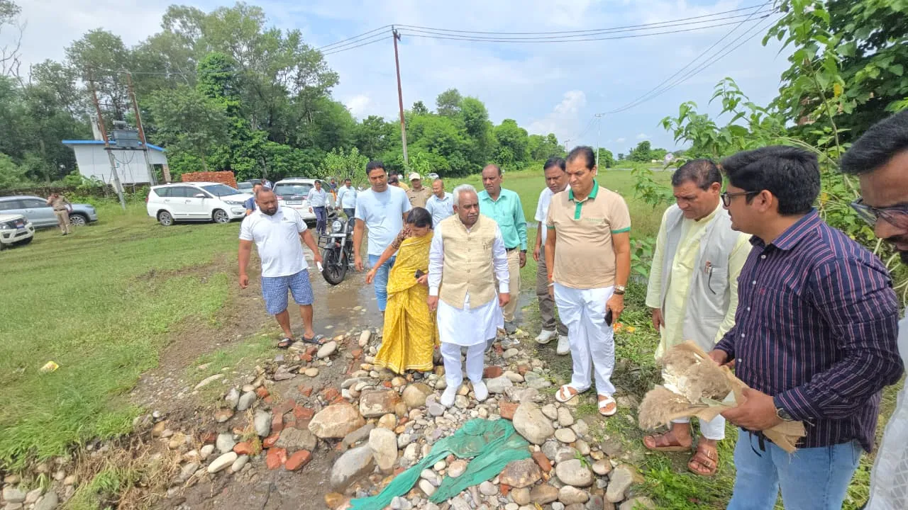 बाढ़ प्रभावित क्षेत्रों का मंत्री और विधायक ने किया स्थलीय निरीक्षण, अधिकारियों को त्वरित कार्रवाई के निर्देश