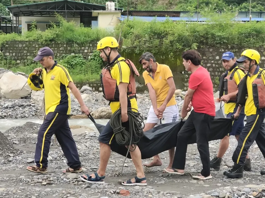 सहस्त्रधारा में स्नान के दौरान डूबे व्यक्ति का शव 2 किमी दूर बरामद, SDRF ने चलाया सर्च अभियान