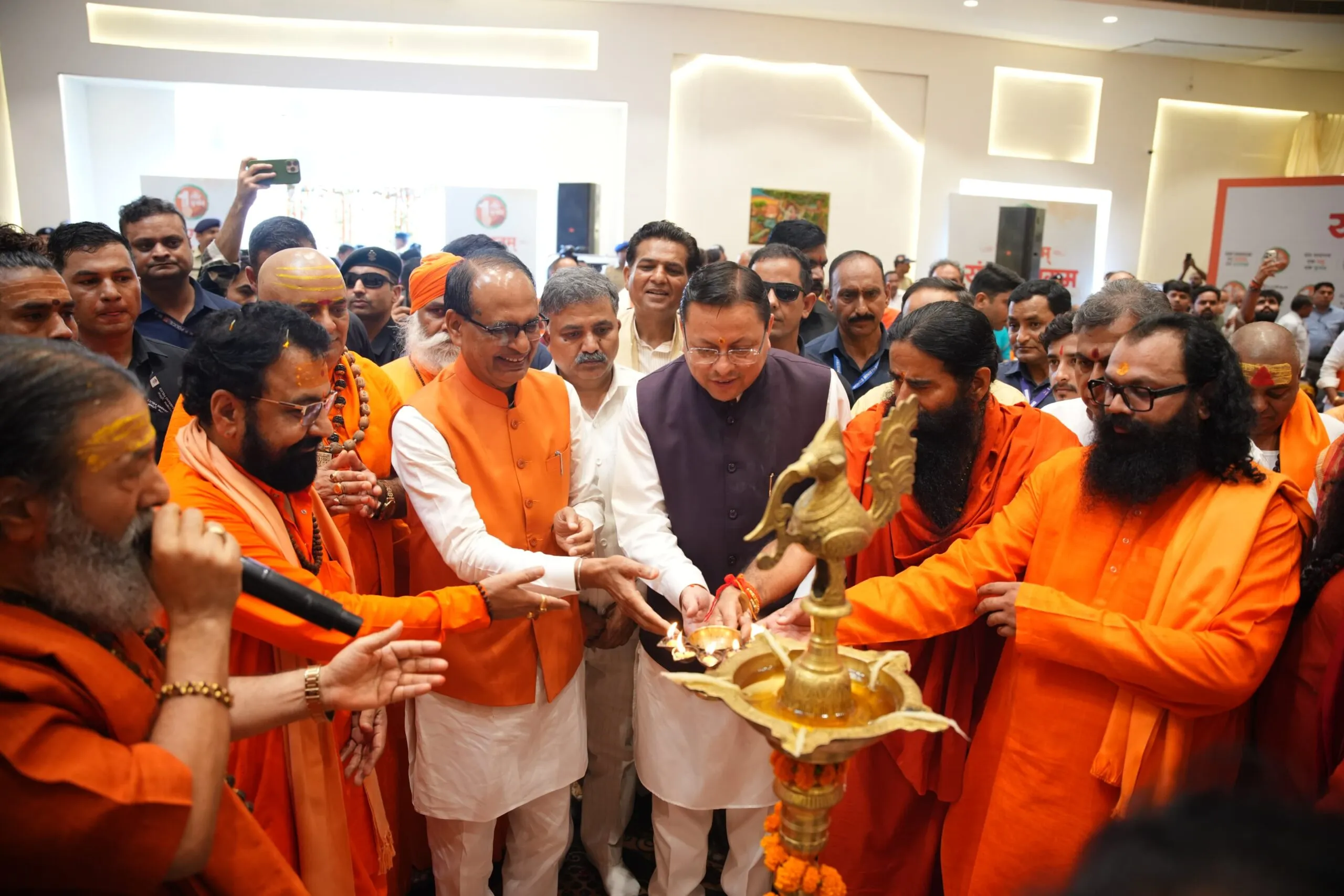 हरिद्वार में संत समागम में एक राष्ट्र-एक चुनाव पर संवाद में केंद्रीय मंत्री शिवराज सिंह चौहान और मुख्यमंत्री पुष्कर सिंह धामी ने की सहभागिता