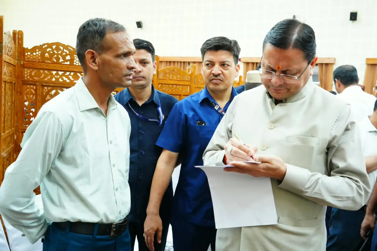 मुख्यमंत्री ने मुख्य सेवक सदन में सुनी जनसमस्याएं, अधिकारियों को त्वरित समाधान के निर्देश