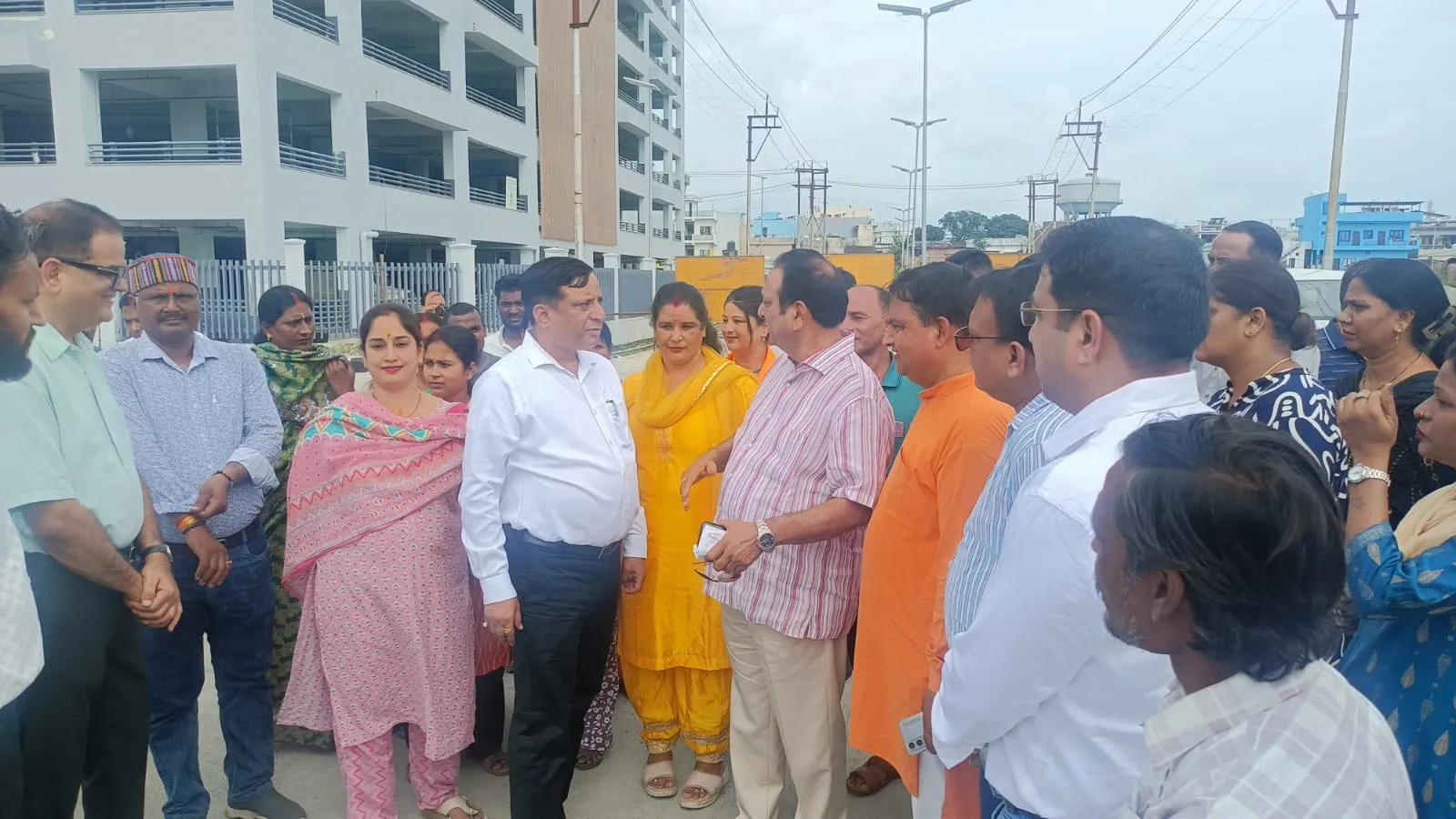आढ़त बाजार के विकास कार्यों का विधायक विनोद चमोली और एमडीडीए उपाध्यक्ष बंशीधर तिवारी ने किया स्थलीय निरीक्षण
