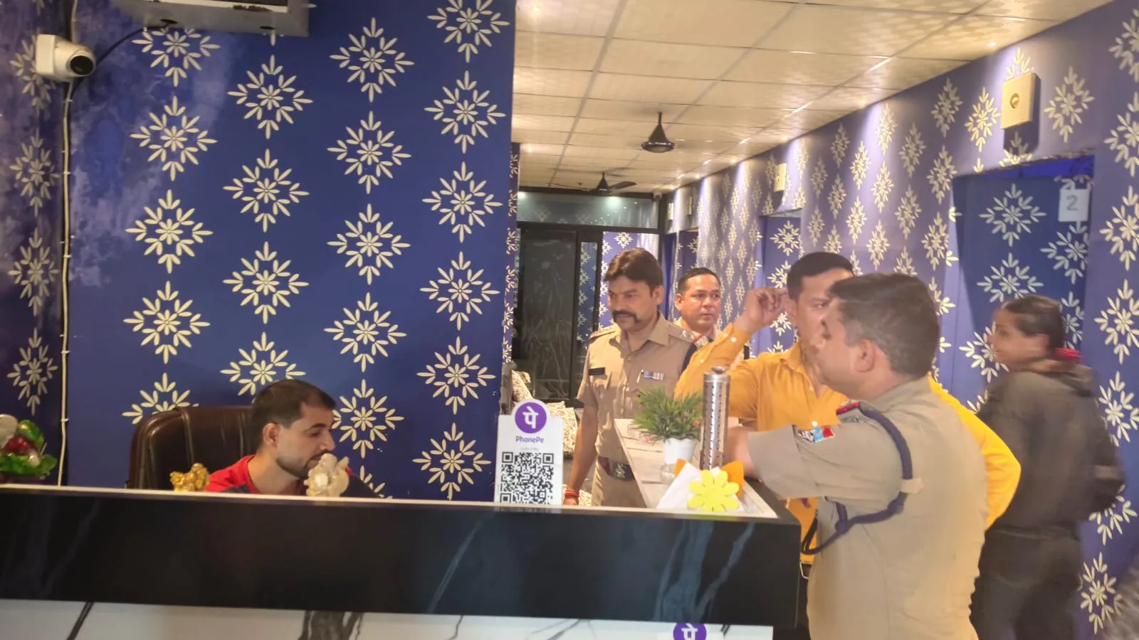 स्पा सेंटरों पर पुलिस की आकस्मिक चेकिंग, तीन संचालकों के चालान