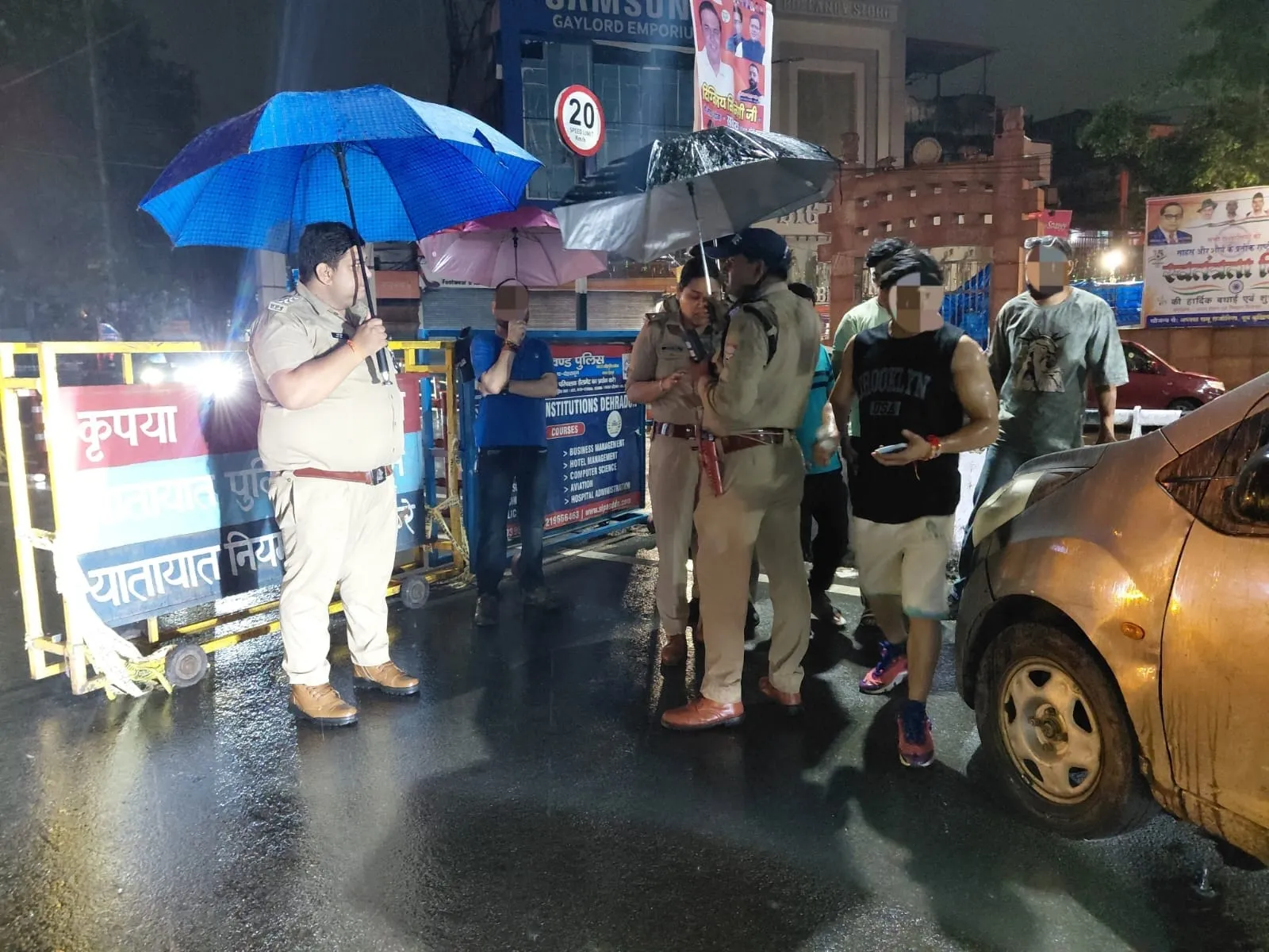 ऑपरेशन नाइट स्ट्राइक: भारी बारिश के बीच दून पुलिस का बड़ा चेकिंग अभियान, 700 से अधिक लोगों से पूछताछ