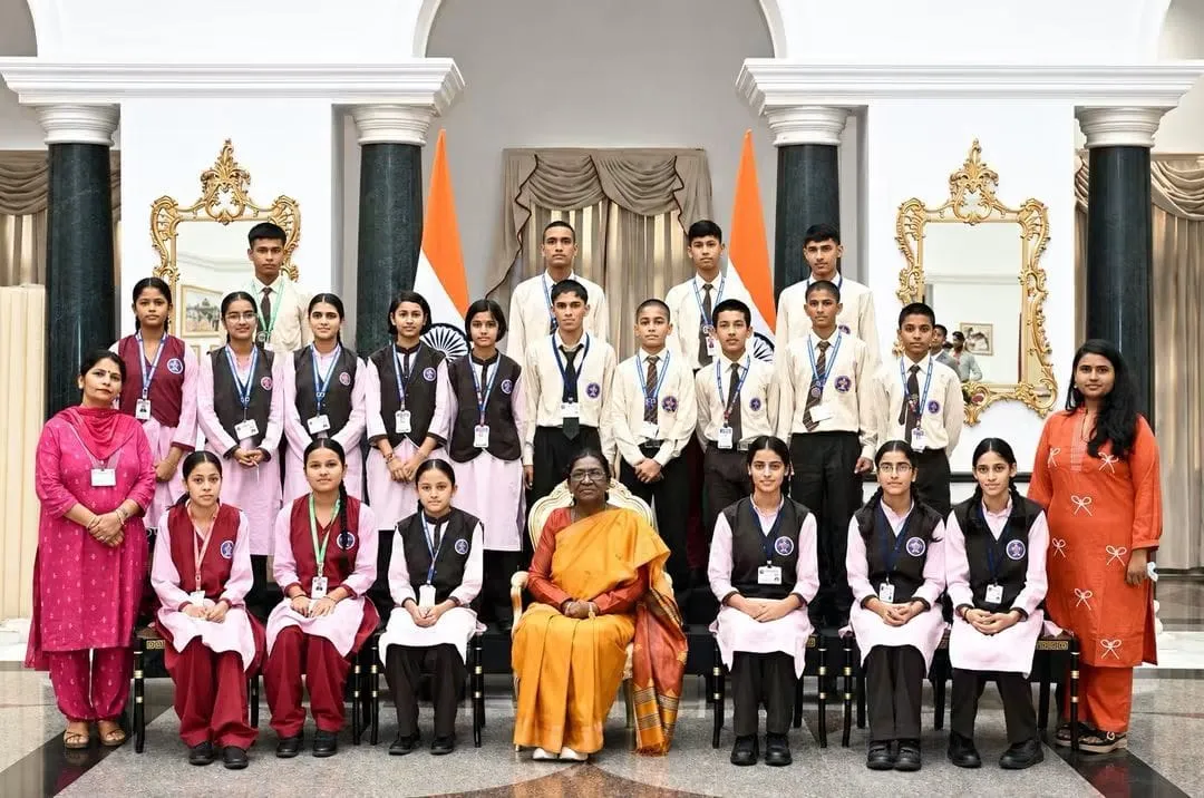 राष्ट्रपति से भेंट कर अभिभूत हुए जनजातीय छात्र-छात्राएं