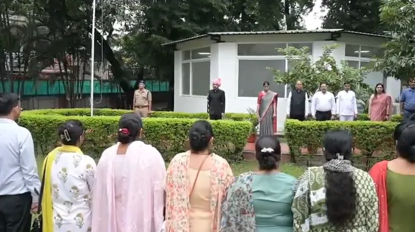 स्वतंत्रता दिवस पर डीएम आशीष चौहान ने फहराया तिरंगा, बोले—आजादी की रक्षा करना हम सभी की जिम्मेदारी