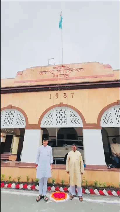 स्वतंत्रता दिवस पर नगर निगम परिसर में मेयर सौरभ थपलियाल ने किया ध्वजारोहण