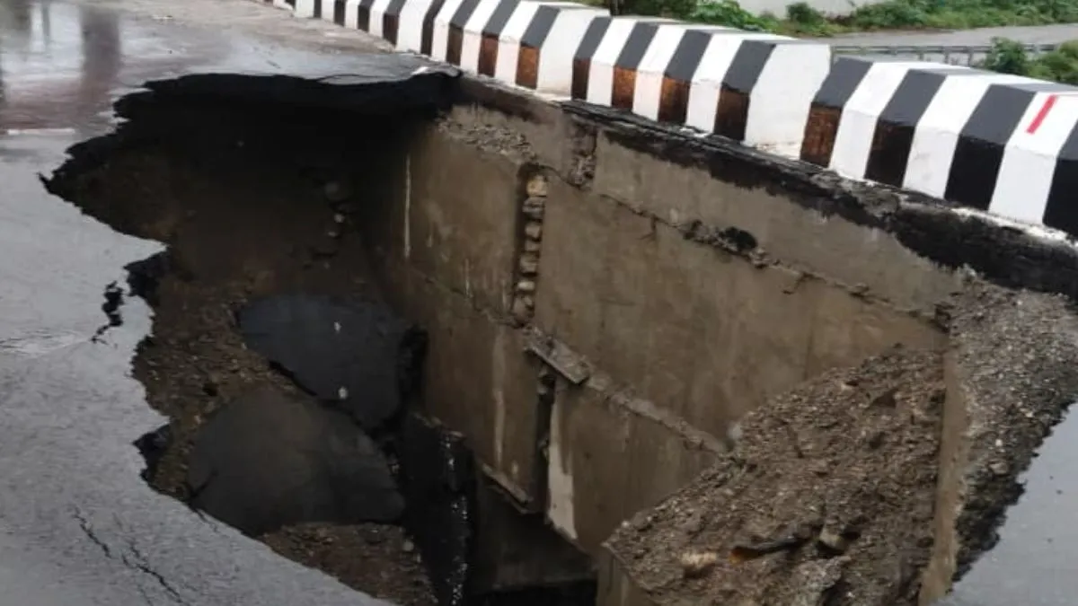 नंदा चौकी में टोंस नदी पुल की एप्रोच रोड क्षतिग्रस्त, PWD ने निर्माण कंपनी पर की सख्त कार्रवाई