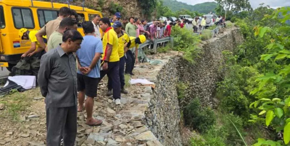 उत्तराखंड: देवप्रयाग-पौड़ी मार्ग पर कार गहरी खाई में गिरी, 5 की मौत, एक बच्चा घायल