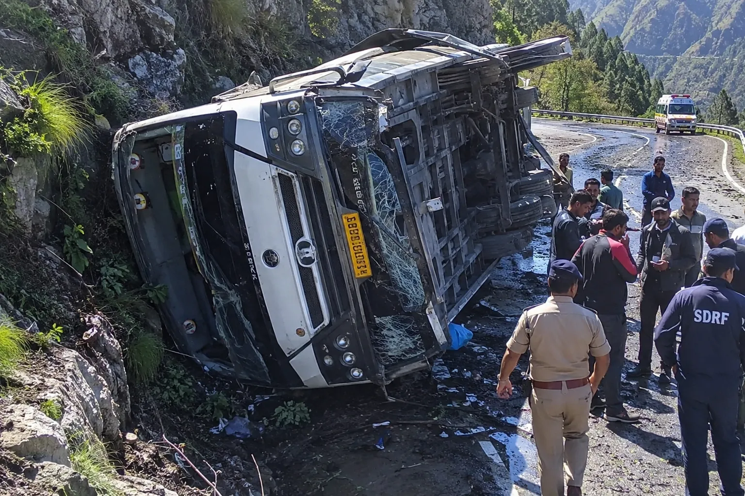 बिग ब्रेकिंग : गंगोत्री हाईवे पर पलटी टूरिस्ट बस, दो चचेरे भाइयों की मौत, 13 यात्री घायल