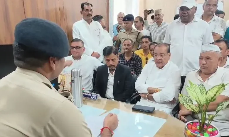 राहुल गांधी पर FIR के विरोध में कांग्रेस का हल्लाबोल, हल्द्वानी कोतवाली का किया घेराव
