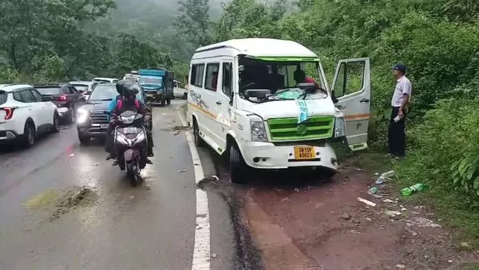बड़ी खबर : हाईवे पर हाथियों का तांडव,मचा हड़कंप।टेंपो ट्रैवलर क्षतिग्रस्त