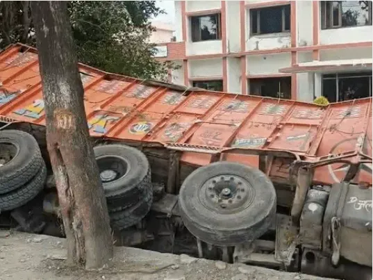 मोहब्बेवाला में ईंटों से भरा ट्रक हॉस्टल की दीवार तोड़कर पलटा, चालक गंभीर घायल