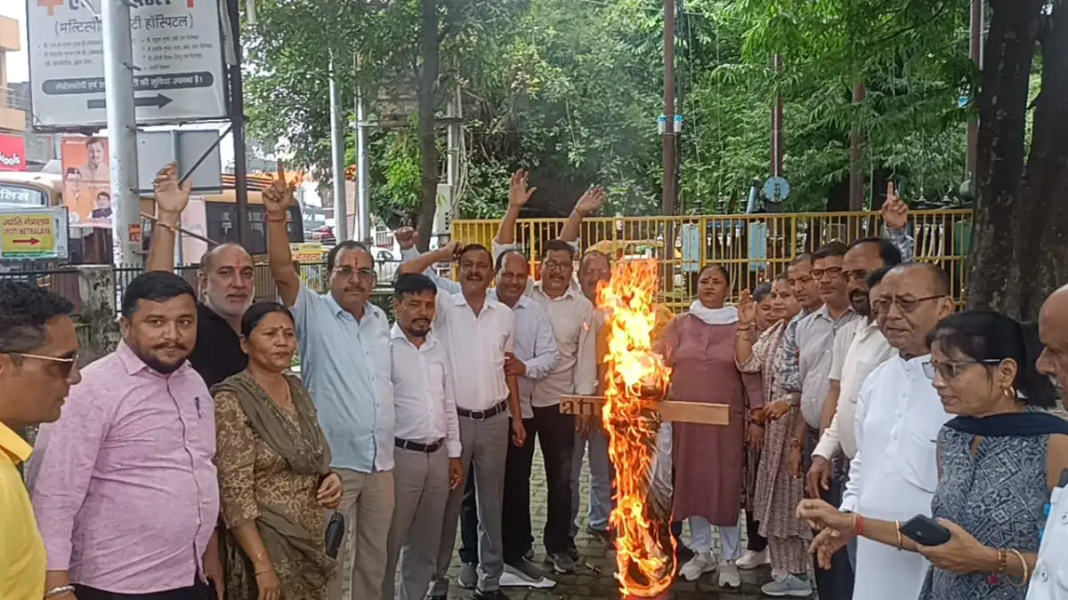 नितिन नवीन की कथित टिप्पणी के विरोध में कांग्रेस का प्रदर्शन, पुतला फूंका