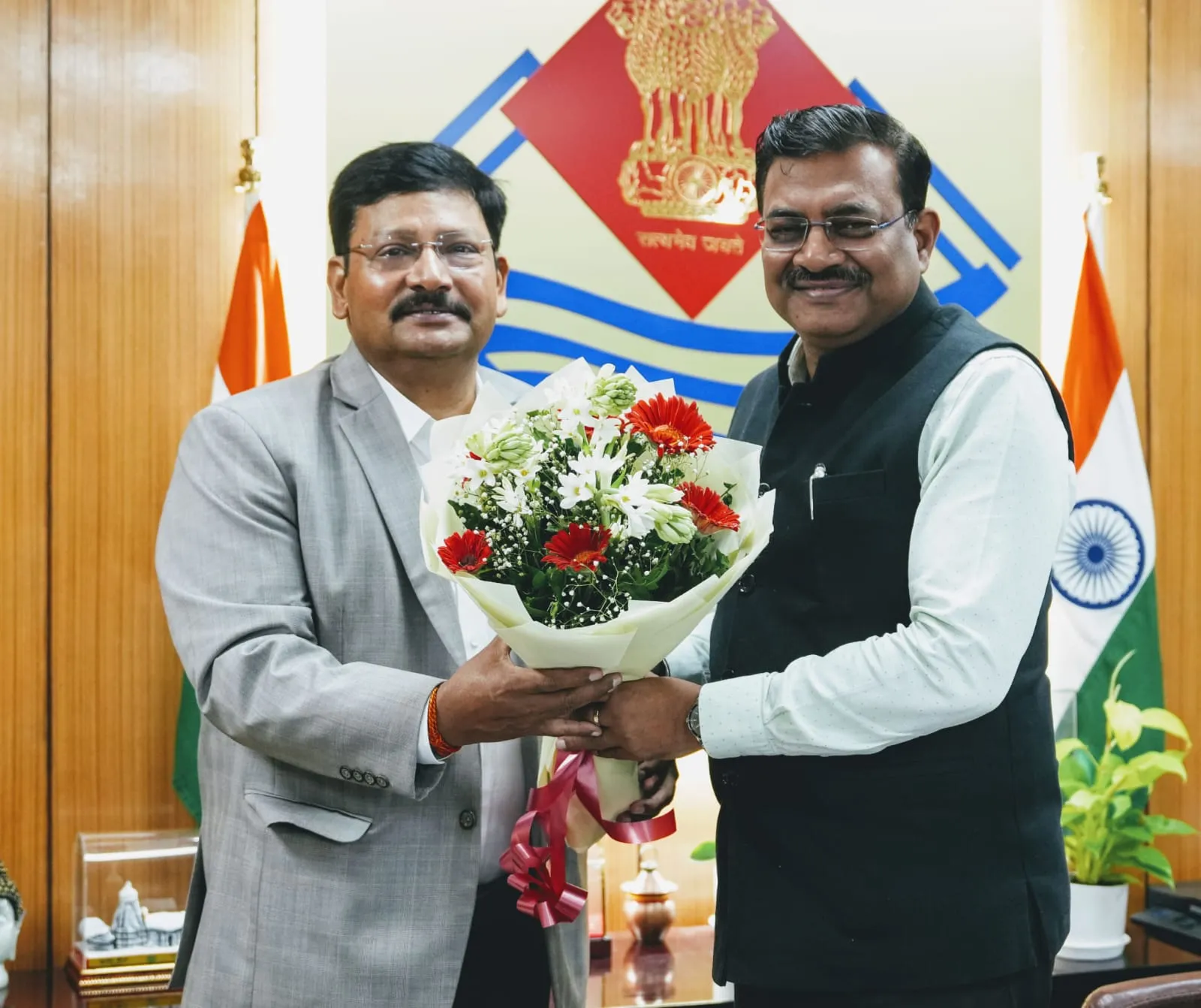 मुख्य सचिव श्री आनन्द बर्द्धन ने बुधवार को सचिवालय में श्री दीपेन्द्र चौधरी को उत्तराखण्ड सेवा का अधिकार आयोग में आयुक्त पद के लिए पद की शपथ दिलाई।