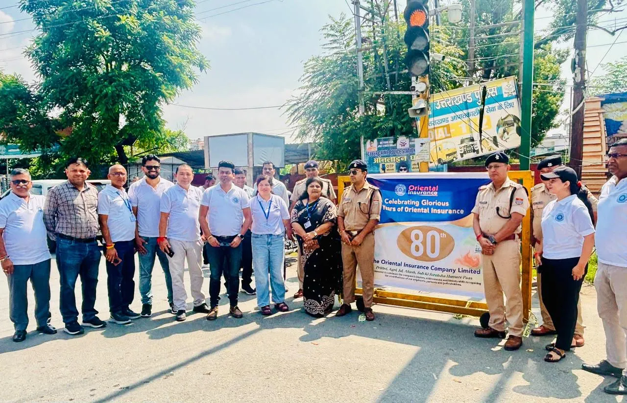 एसएसपी दून के निर्देश पर सड़क सुरक्षा को लेकर पुलिस का जागरूकता अभियान, 100 वाहन चालकों को बांटे निशुल्क हेलमेट