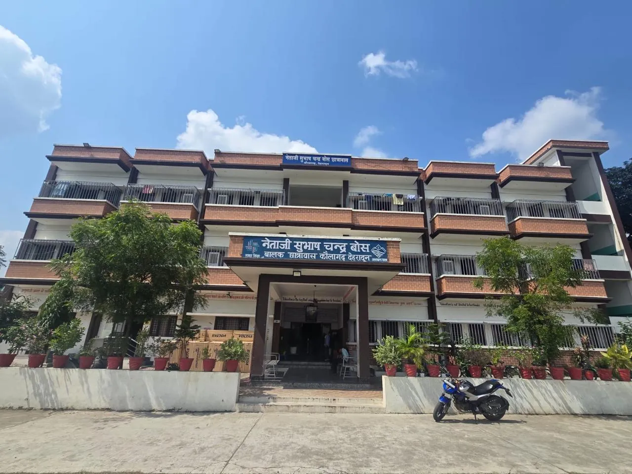 छत पर सौर ऊर्जा, कमरों में ठंडी हवा और बच्चों के सपनों को नई उड़ान