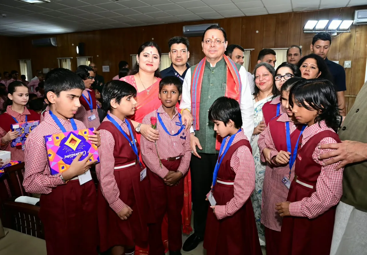 दिव्यांग बच्चों के बीच मुख्यमंत्री धामी ने मनाया जन्मदिन, बच्चों के साथ काटा केक