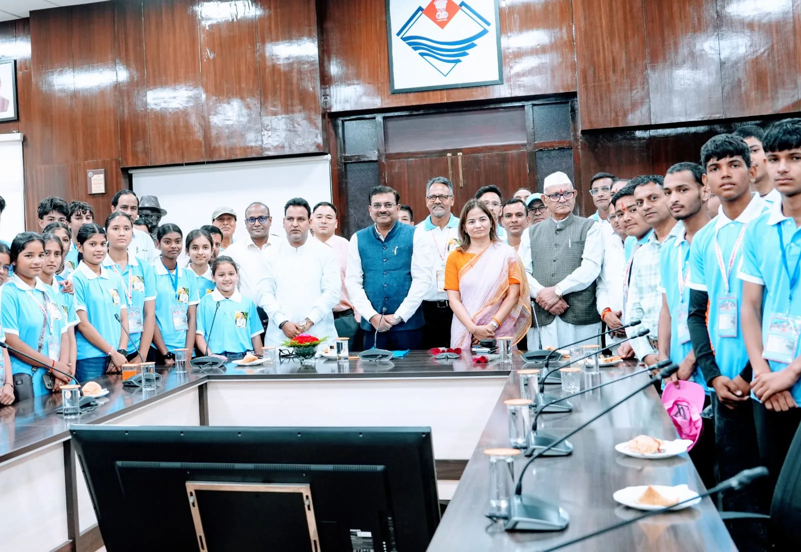 देवप्रयाग विधानसभा क्षेत्र के टॉपर विद्यार्थियों ने मुख्य सचिव से की मुलाकात