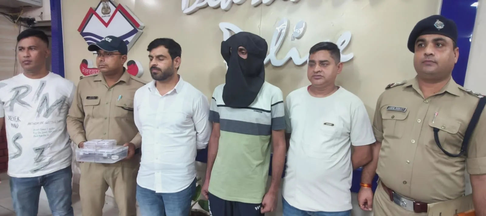 क्लेमेंटाउन हत्याकांड का खुलासा: पत्नी की हत्या के आरोप में पति गिरफ्तार, तमंचा और कारतूस बरामद