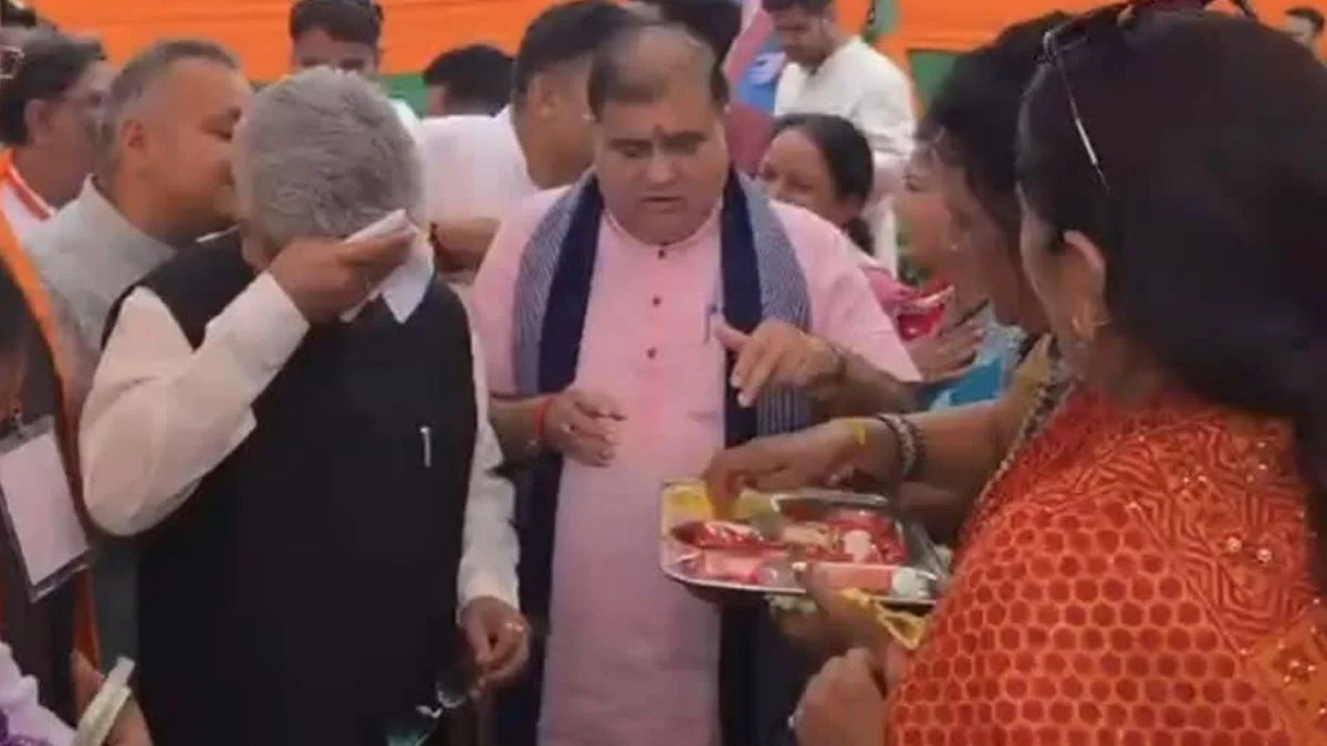 हल्द्वानी में तिलक पोंछने का वीडियो वायरल, कांग्रेस ने दुष्यंत गौतम पर साधा निशाना; 2027 चुनाव की तैयारियों के बीच गरमाई सियासत