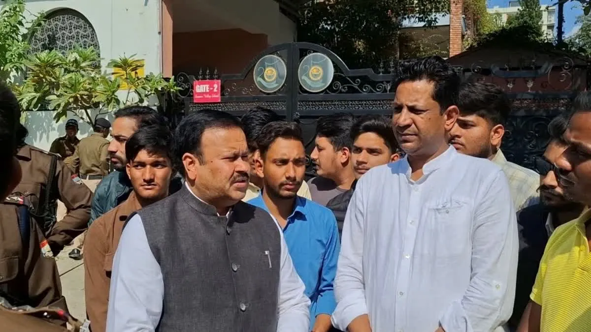 देहरादून के निजी स्कूल में छात्रा से छेड़छाड़ के आरोपों पर हंगामा, स्कूल प्रबंधन के खिलाफ प्रदर्शन