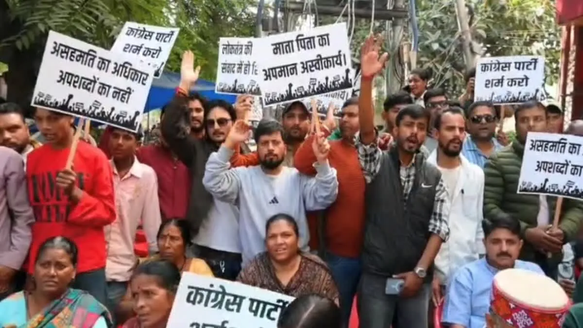 खड़गे की टिप्पणी पर देहरादून में भाजपा का प्रदर्शन, सीएम धामी बोले- कांग्रेस को मांगनी चाहिए माफी