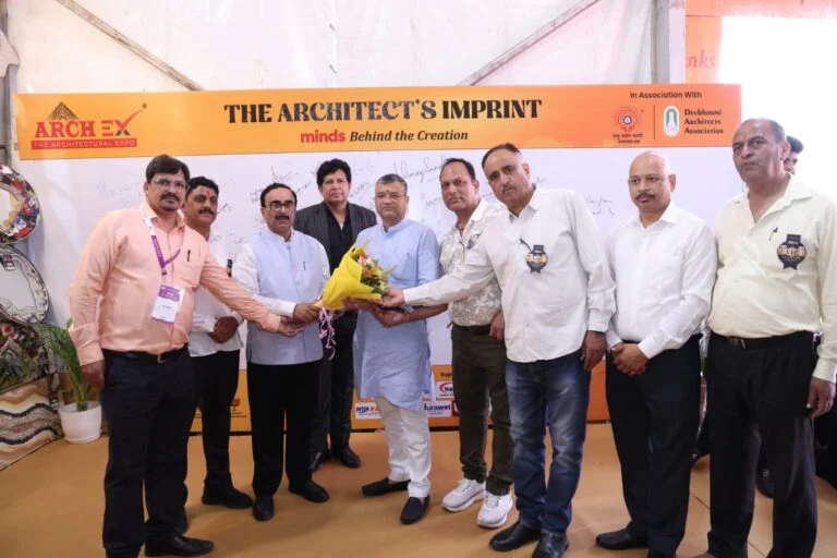 आर्किटेक्स एक्सपो के दूसरे दिन उमड़ी भीड़, परिवारों संग पहुंचे लोग, स्टॉलों पर जमकर हुई खरीद